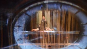 Sängerin und Sänger durch Linse zu sehen 