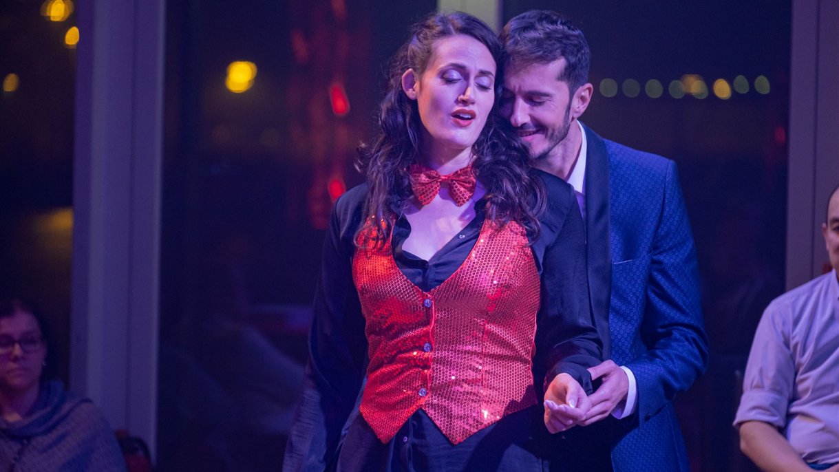 Violetta und Alfredo stehen beisammen 