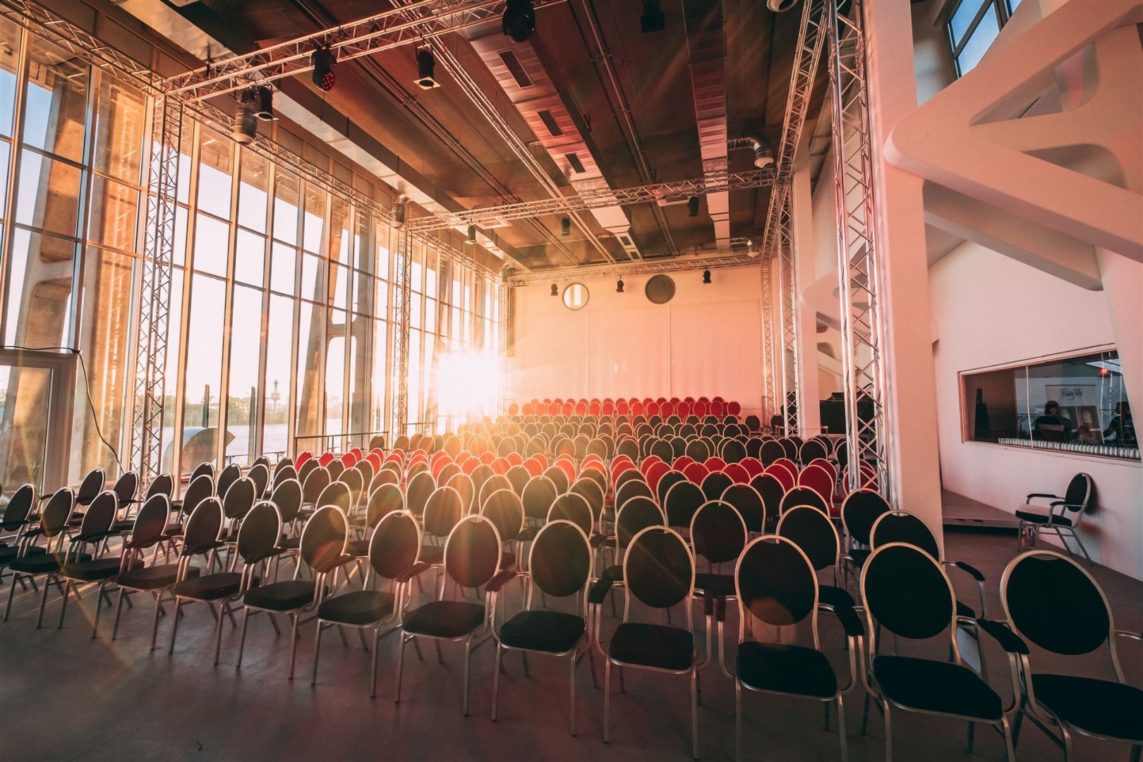 Sonne strahlt in den bestuhlten Saal des Opernlofts