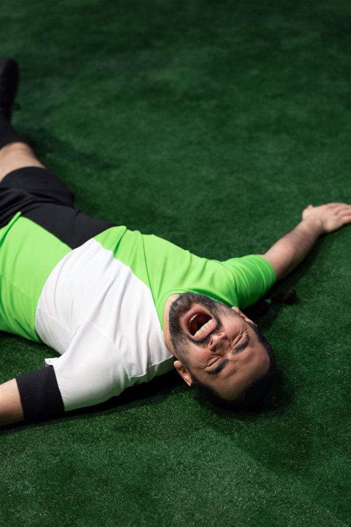 Fußballspieler liegt am Boden