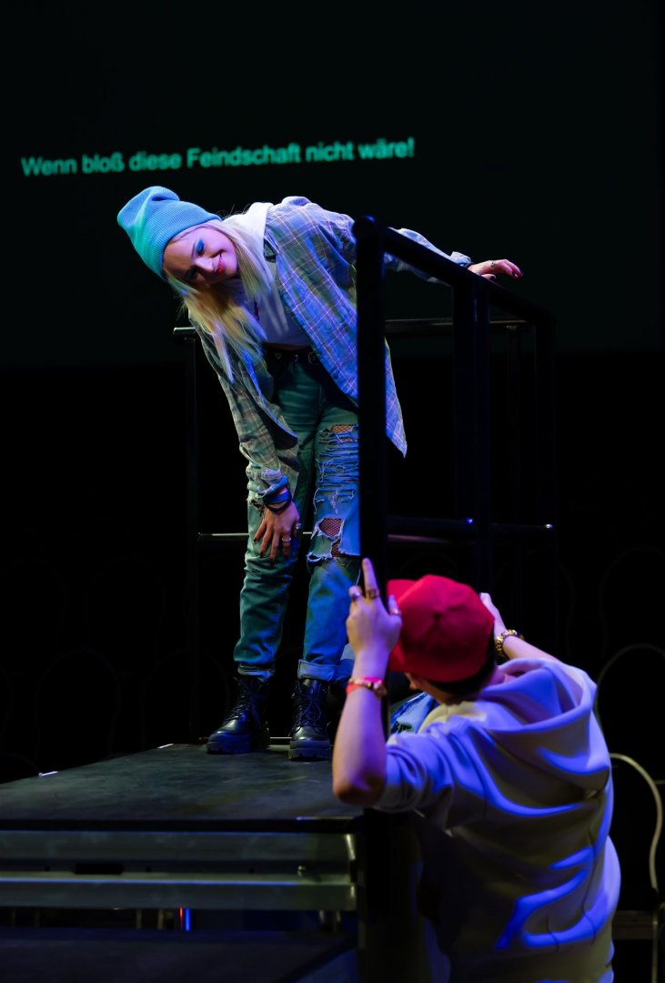 Romeo und Julia singen sich auf Balkon zu