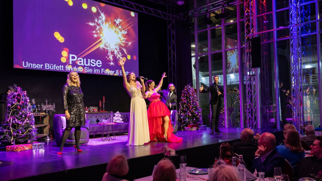 Opernsänger*innen an Silvester singend auf der Bühne
