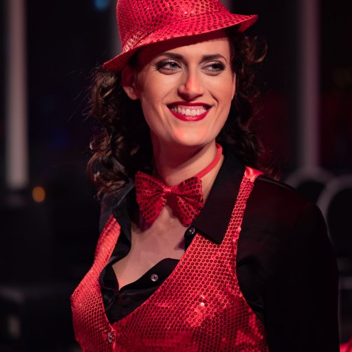 Violetta mit Glitzeroutfit