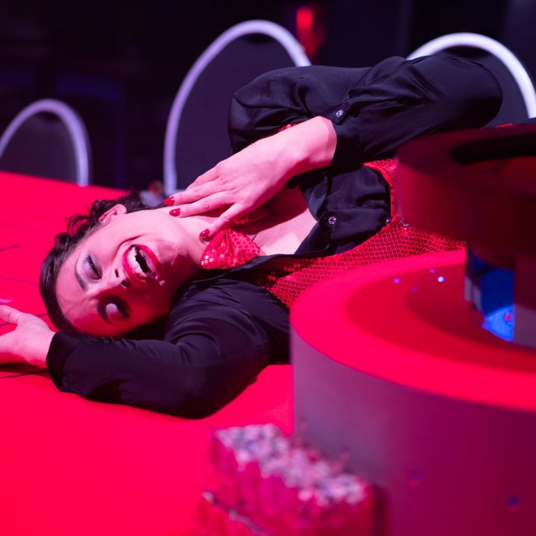 Violetta liegt auf dem Roulette Tisch