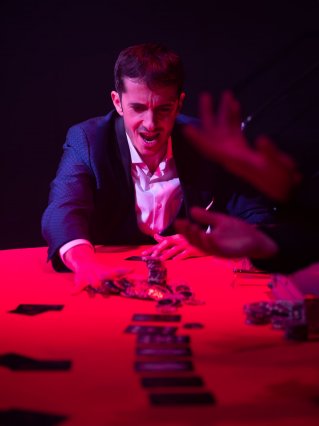 Alfredo wirft Jetons über den Spieltisch