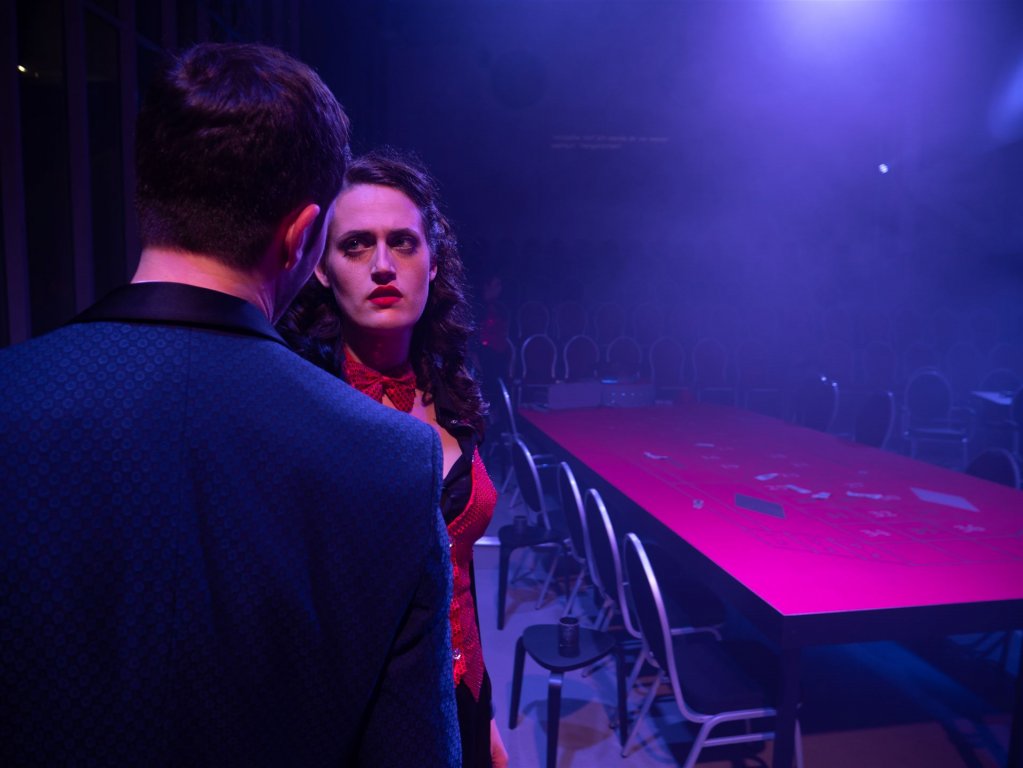 Violetta sieht Alfredo enttäuscht an