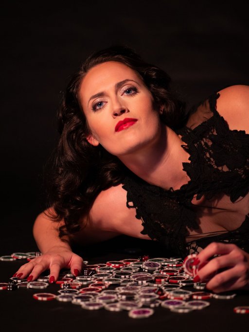 Freja Sandkamm posiert als Violetta mit Roulettechips 