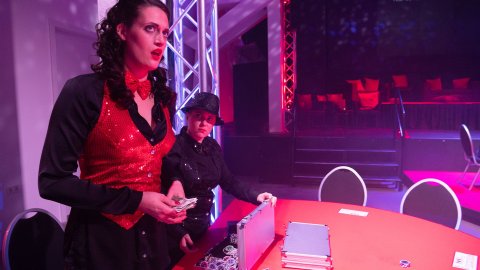 Violetta hält Geldscheine in der Hand und blickt nach oben