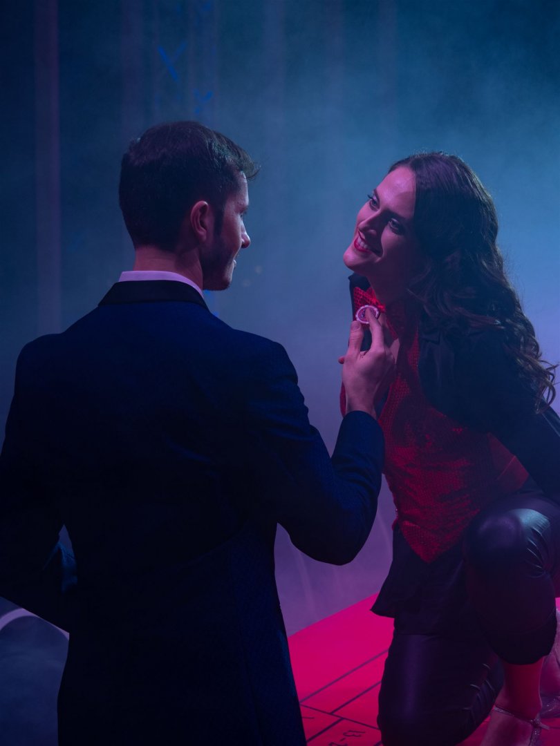 Alfredo überreicht Violetta einen Jeton 