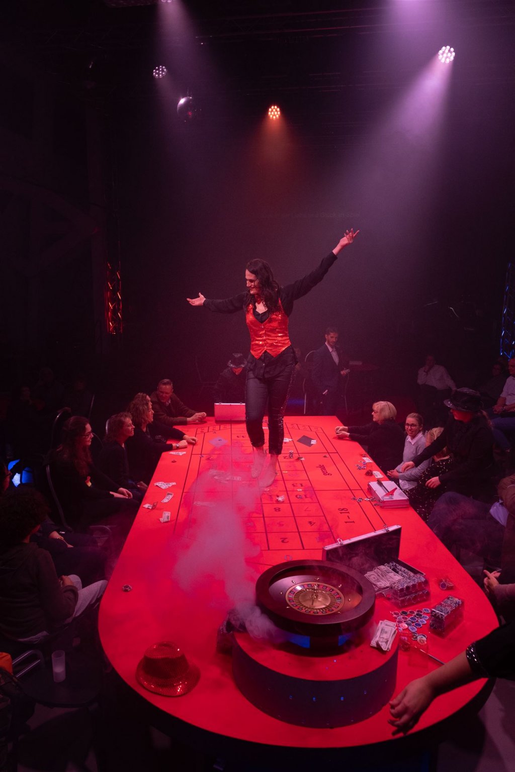 Violetta steht auf dem Pokertisch