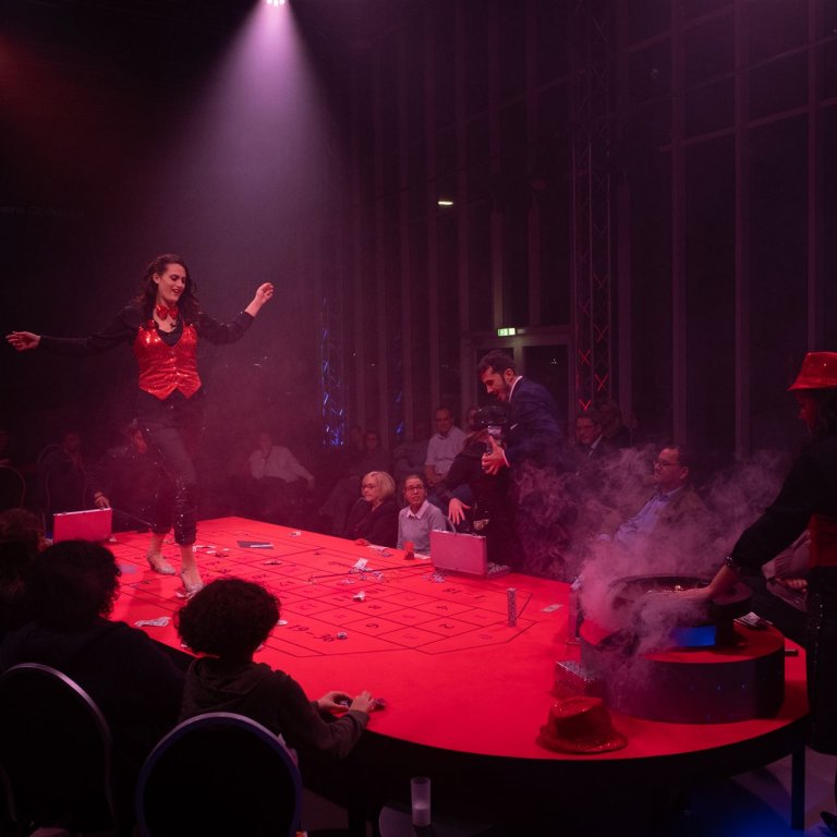 Violetta auf dem Pokertisch in der La Traviata Inszenierung