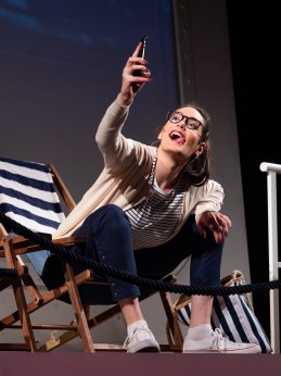 Rebecca auf Liegestuhl in Szene aus der Krimioper