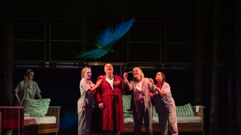 Grete, Hans und Pflegerinnen beobachten einen großen Schmetterling