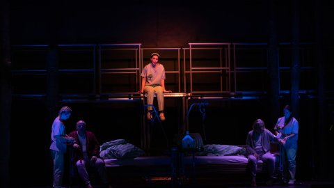 Pflegerinn sitz und singt