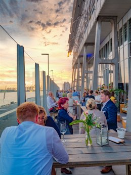 Gäste genießen Getränk auf der Terrasse