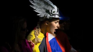 Sängerin in Szene der Fußballoper