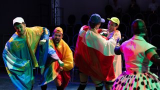 Sänger*innen streiten sich in Szene der Fußballoper