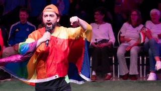 Sänger in Fußballtrikot feuert an 