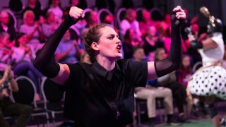 Sängerin feuert als Schiedsrichterin an 