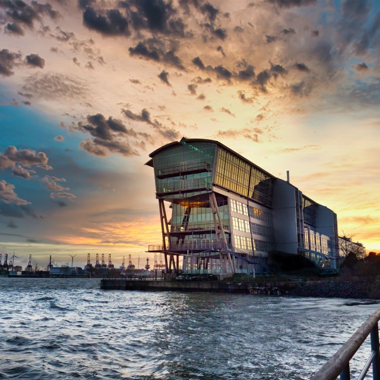 Das Alte Fährterminal Gebäude im Sonnenuntergang