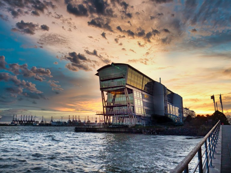 Das Alte Fährterminal Gebäude im Sonnenuntergang