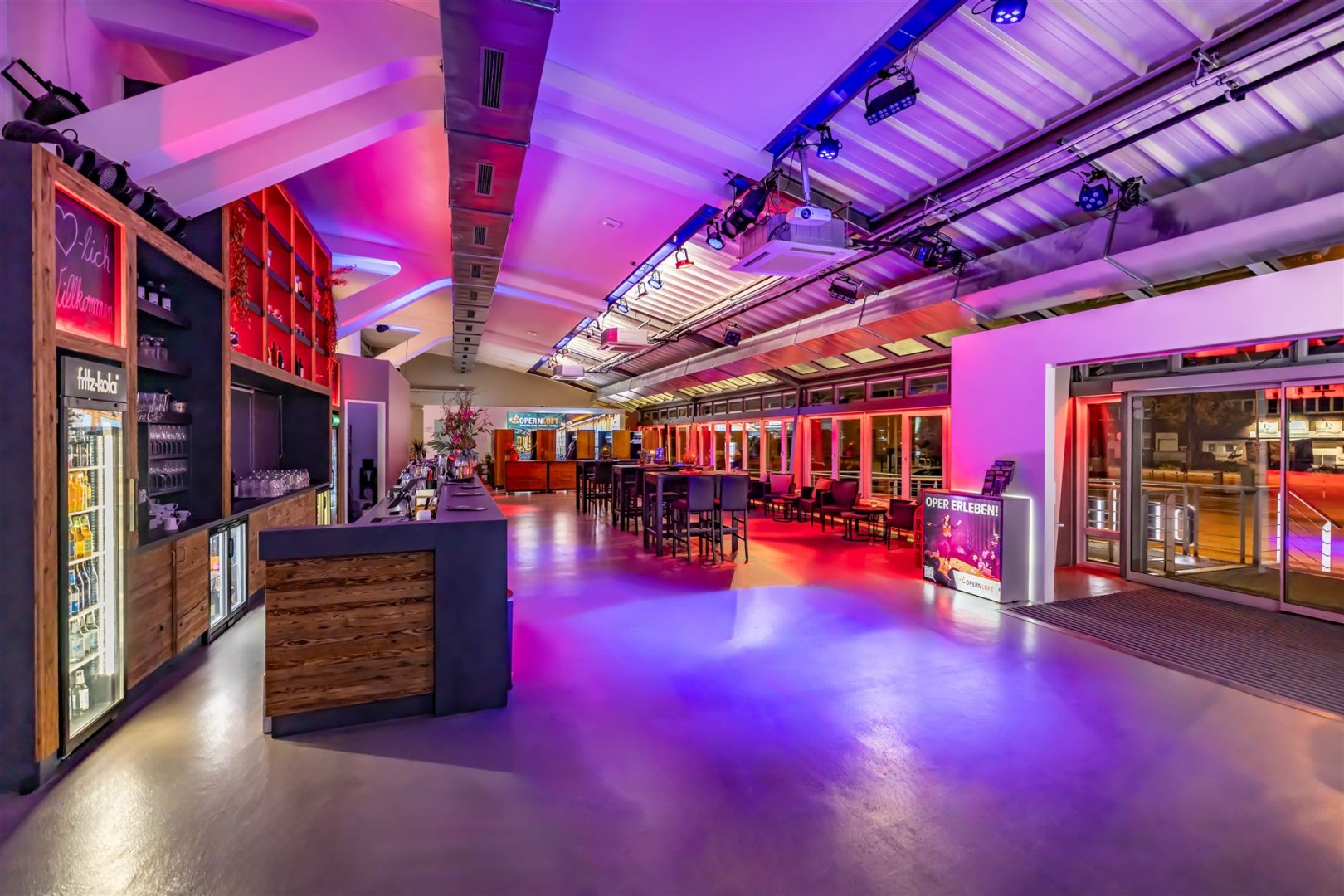 Das Foyer des Opernlofts in pink und lila Licht