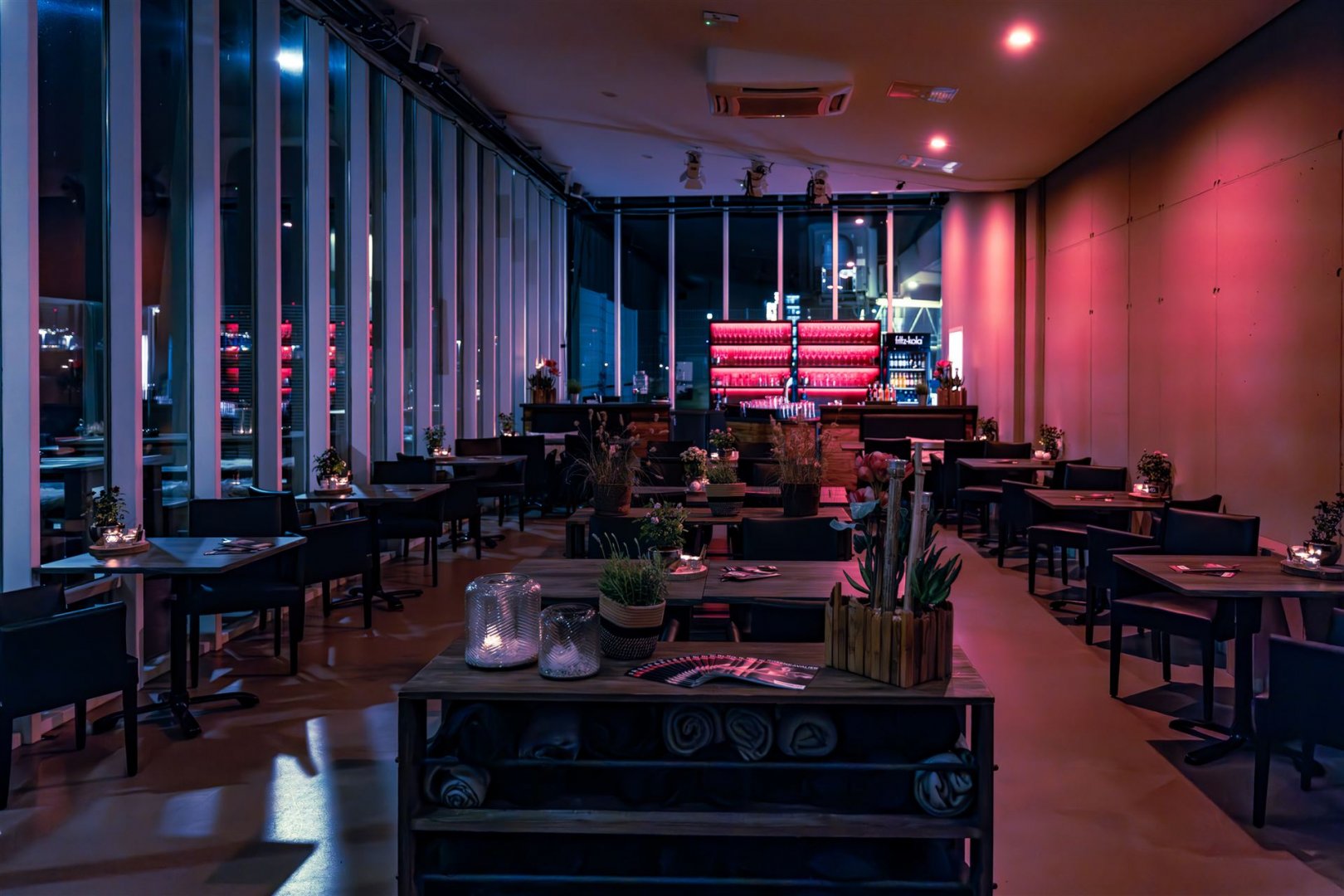 Das Bistro mit Tischen und Blick auf die Bar