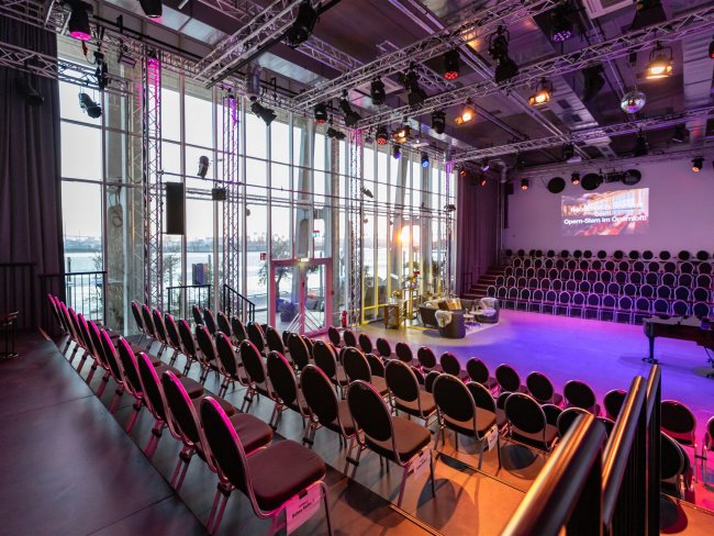 Saal in Arenabestuhlung