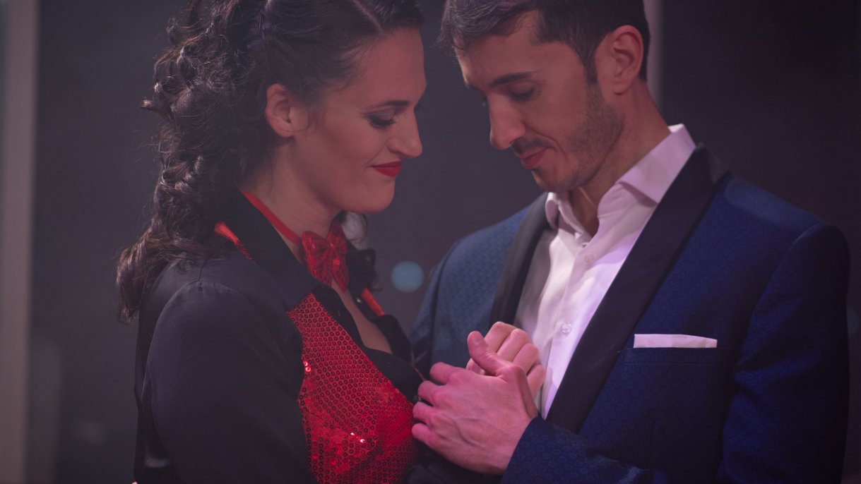 Violetta und Alfredo halten Hände