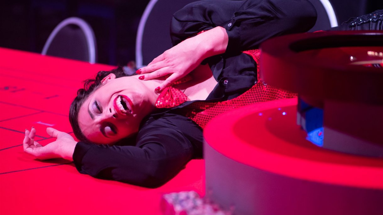 Violetta liegt auf dem Roulette Tisch